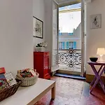 Les Fresques Apartment *