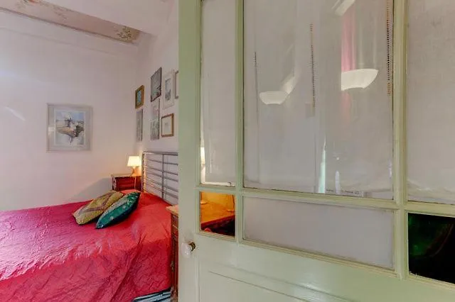 Les Fresques Apartment *