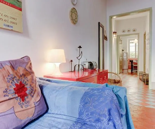 Les Fresques Apartment *